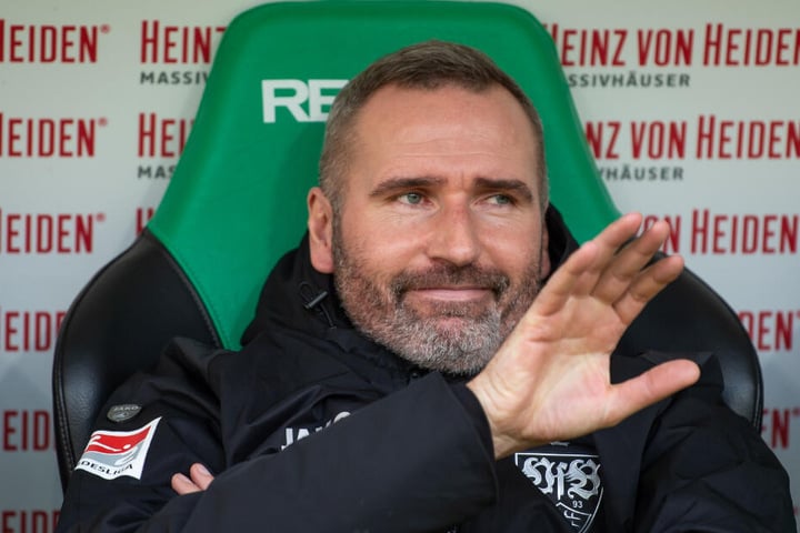 Der nächste Ex-Trainer des VfB Stuttgart: Tim Walter sitzt bei seinem letzten Spiel als Schwaben-Coach in Hannover auf der Bank.
