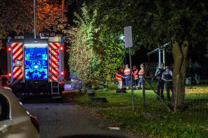 Polizei und Feuerwehr auf dem Fußballplatz.