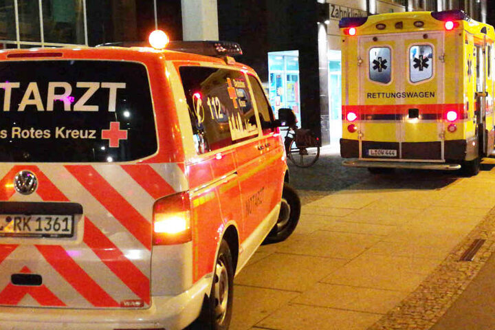 Ein Rettungs- und ein Notarztwagen waren zum Unfallort am Johannisplatz gekommen, um sich um den Verletzten zu kümmern und ihn in die Uniklinik zu bringen.