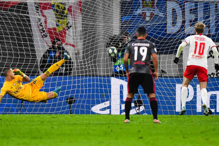 Der erfolgreiche Anfang der Leipziger Aufholjagd. Emil Forsberg trifft per Elfmeter zum 1:2.
