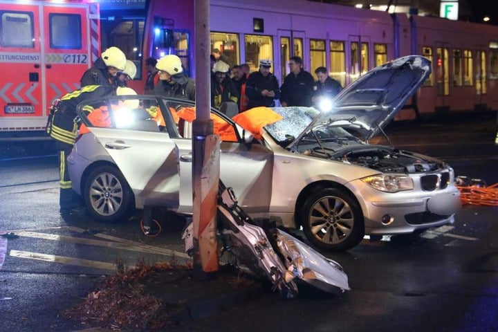 Die Feuerwehr befreite den BMW-Fahrer aus dem seinem Auto.