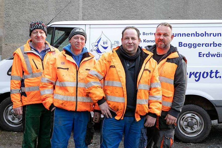 Verzichten für Elena auf einen Teil ihres Weihnachtsgeldes: Die Mitarbeiter der Brunnenbaufirma Wassergott aus Radeburg.