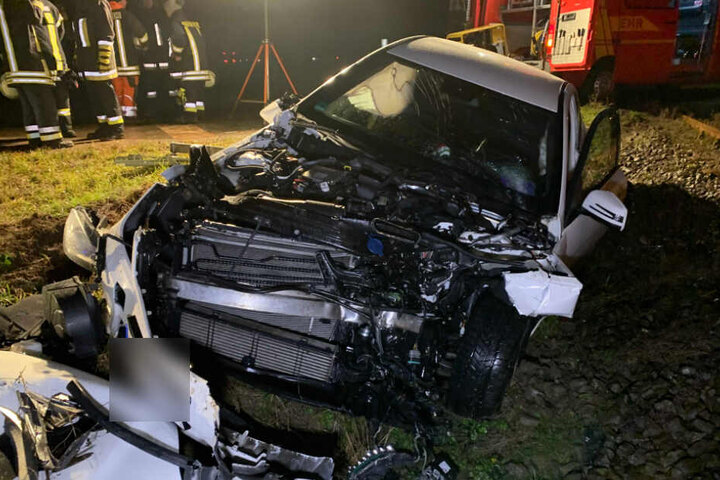Der Fahrer des Mercedes wurde bei dem Unfall mittelschwer verletzt.