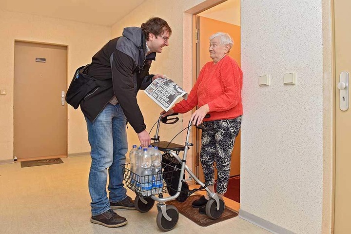 Abgeschnitten von der Außenwelt: Nicht mal der Lieferdienst will Ursula Heins (86) noch Essen bis nach oben in den neunten Stock bringen. MOPO-Reporter Hermann Tydecks (34) versorgte die Rentnerin mit Trinkwasser und Zeitung.
