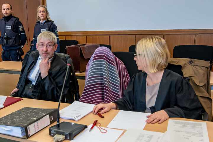 Die Angeklagte sitzt zu Beginn des Prozesses zwischen ihren Anwälten Andreas Trode (l) und Julia Kusztelak.