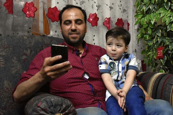 Kann trotz der Gräueltaten wieder lächeln: Der mittlerweile fünfjährige Omran.