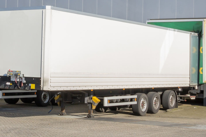 Ein Lkw-Anhänger samt Container war ins Rollen geraten und krachte gegen die Hauswand des Wohnhauses (Symbolbild).