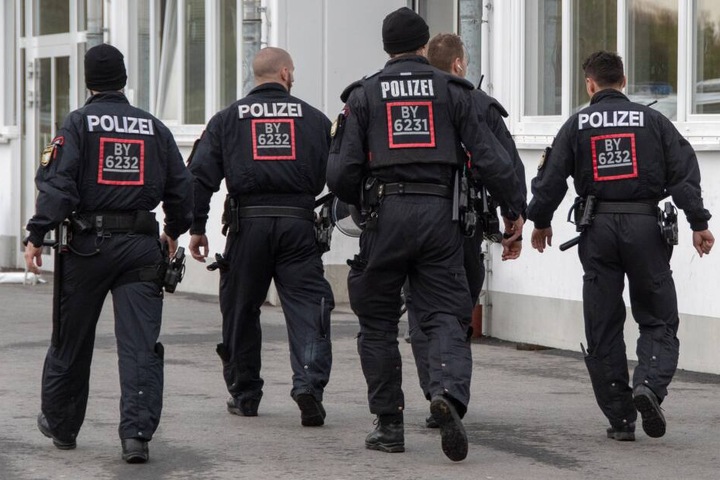 Mehrere Polizisten wurden von dem Mann angegriffen. (Symbolbild)