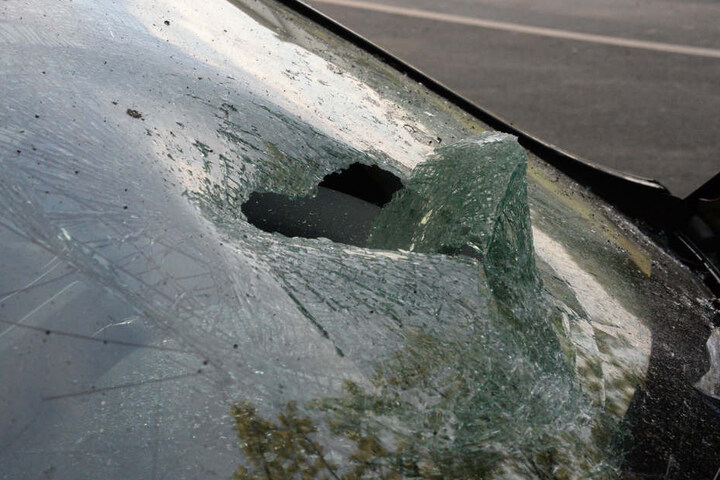 Auch die Windschutzscheibe wurde bei dem Unfall durchschlagen.