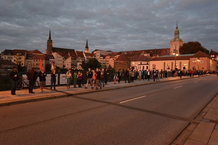 Auch über die Friedensbrücke standen die Menschen.