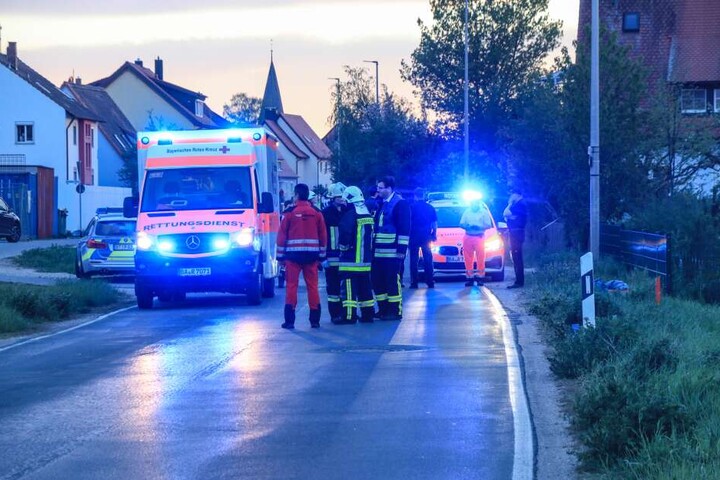 Rettungskräfte an der Unfallstelle vor Frensdorf bei Bamberg.