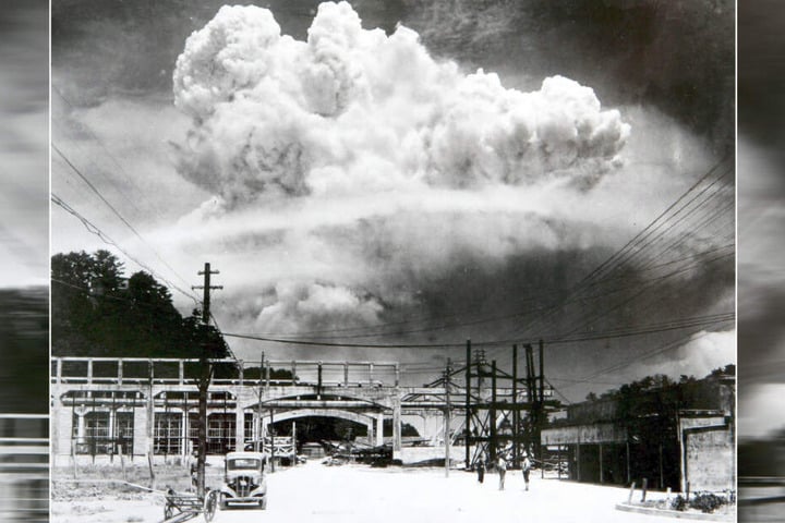Nagasaki, 9. August 1945: Eine pilzförmige Rauchsäule steigt nach der Explosion der Atombombe in den Himmel. Drei Tage zuvor hatten die USA bereits Hiroshima durch eine Atombombe mit geringerer Sprengkraft verwüstet.