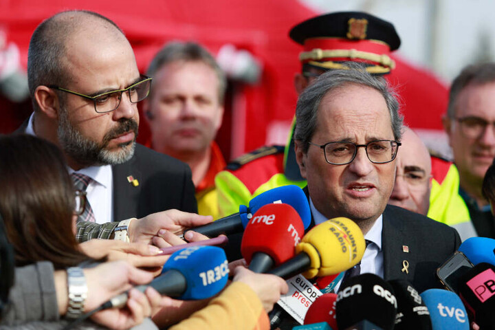Quim Torra (r.), Regionalpräsident von Katalonien, spricht mit Journalisten über die Lage im Chemiepark in der Nähe der nordostspanischen Hafenstadt Tarragona nach einer Explosion.