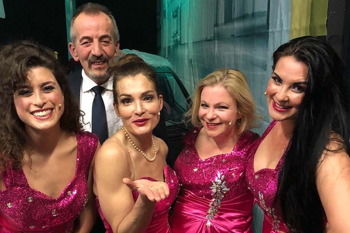 Bis dato amüsierte sich Rolf Reininger mit den Tussis Ann Sophie Dürmeyer, Tanja Wenzel, Beatrice Kaps-Zurmahr und Dorothea Kriegl (v.l.).