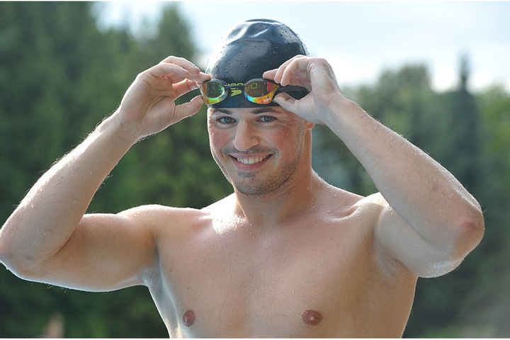 Das harte Training vertreibt dem Schwimmer nicht das Lachen.