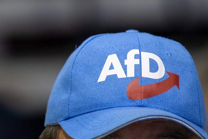 Ein Mann trägt eine Mütze mit der Aufschrift "AfD". (Symbolbild)