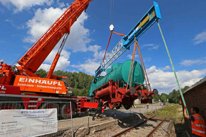 Die Lok wird am alten Bahnhof in Hartmannsdorf abgeladen und aufgestellt.