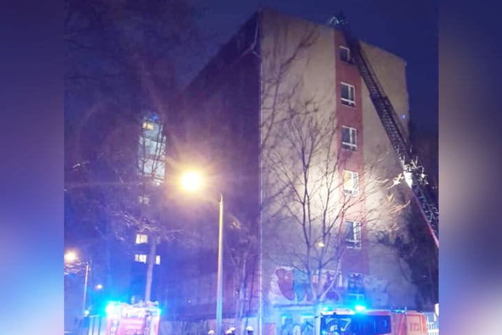 Von diesem Sechsgeschosser im Leipziger Süden mussten lose Dachteile von der Feuerwehr beseitigt werden.