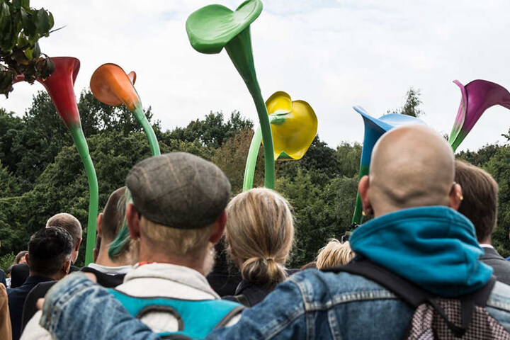 Zahlreiche Menschen nahmen an der Einweihung vom „Denkmal für die erste homosexuelle Emanzipationsbewegung“ am Magnus-Hirschfeld-Ufer teil.