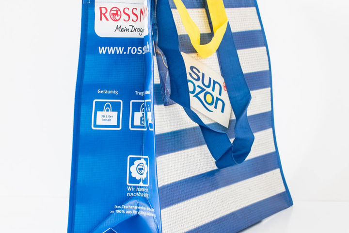 Eine Rossmann-Tasche soll die 47-Jährige ebenfalls getragen haben.