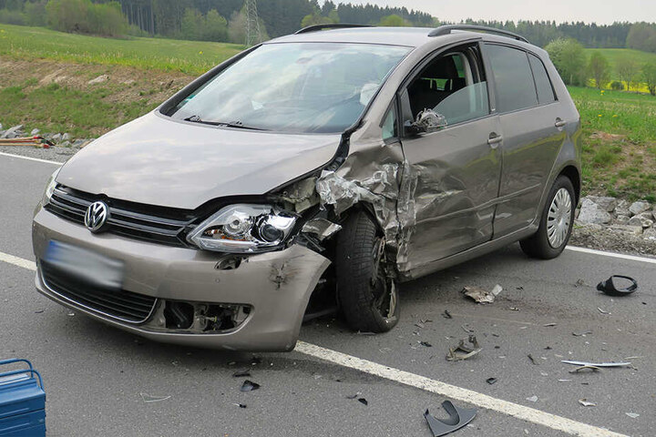 Bei dem Unfall wurden zwei Personen verletzt.