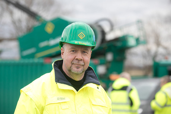 Henry Stuke (54) von der Firma Beermann Bohrtechnik überwacht die komplizierten Arbeiten.