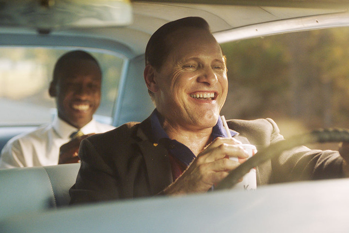 Tony Lip (r., Viggo Mortensen) und Dr. Don Shirley (l., Mahershala Ali) haben auf ihrem Roadtrip auch eine Menge Spaß.