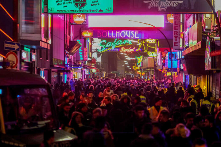 Die Polizei zeigt generell große Präsenz auf der Reeperbahn und der Großen Freiheit, wie hier an Silvester zu sehen ist. Viele Menschen fahren die Hamburger Amüsiermeilen über den S-Bahnhof Reeperbahn an.