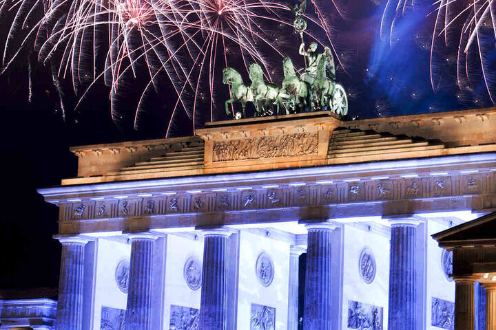 Tausende werden zum Brandenburger Tor strömen, um das atemberaubende Feuerwerk zu bestaunen.
