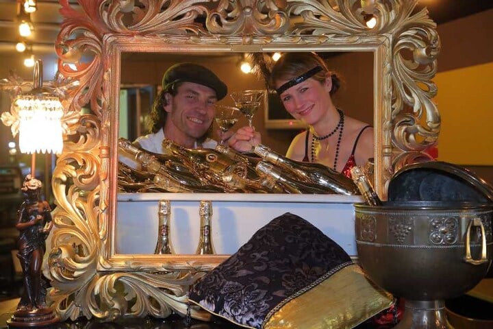Gold, wohin man schaut: Rene Kuhnt und Pianistin Ilka Kraske stoßen auf einen
rauschende Silvesternacht an.