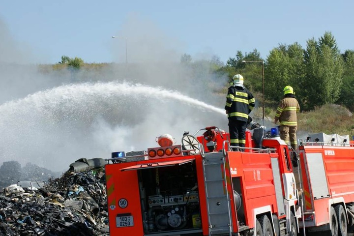 Großeinsatz: Feuerwehrleute löschen die Mülldeponie in Most.