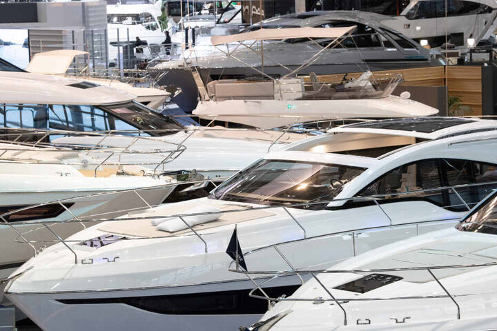 Luxuriöse Motoryachten auf der Boot 2020 in Düsseldorf.