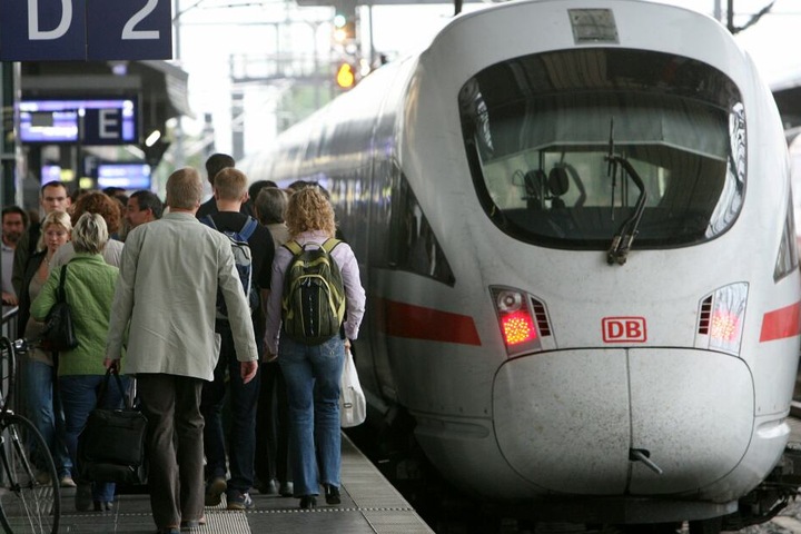 Fahrgäste sollten daher mehr Zeit einplanen und daran denken, dass es in den Bussen nur eingeschränkt Platz für Kinderwagen und Fahrräder gebe.