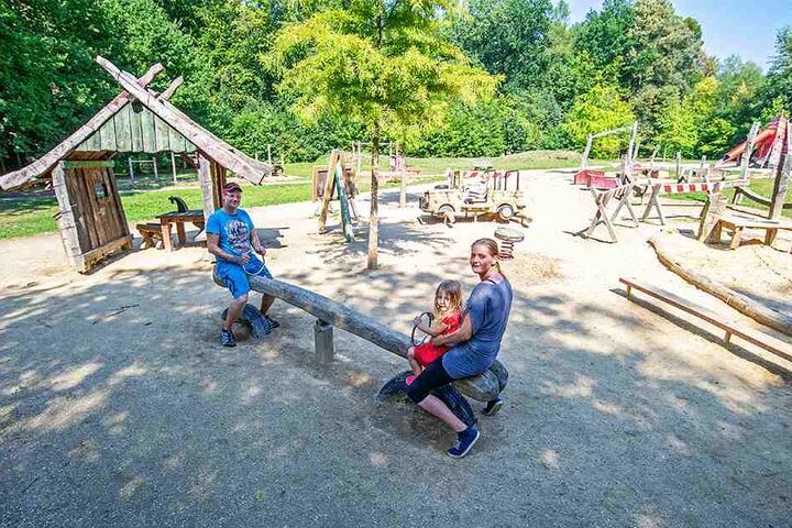 Tolles Bindeglied zwischen dem Sonnenberg, Hilbers- und Ebersdorf: Der beliebte Zeisigwald-Spielplatz, das findet nicht nur Eckhart Roßberg (75, r.).
