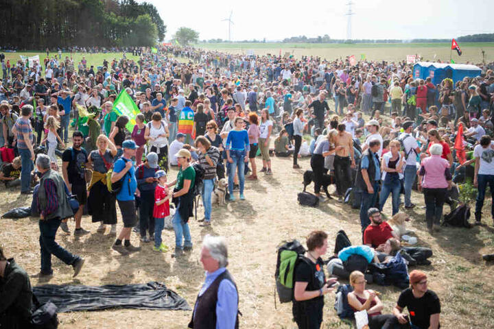 Die größtenteils friedlichen Demos mit Tausenden Teilnehmern am Hambacher Wald werden von wenigen Aktivisten aus der linken Szene unterwandert. (Symbolbild)