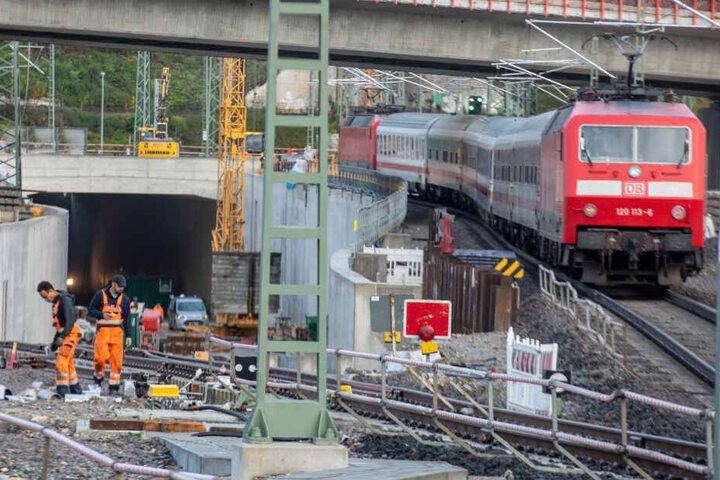 Ein Zug fährt in den Ulmer Hauptbahnhof an Gleisbauarbeitern von Stuttgart 21 vorbei. (Archivbild)