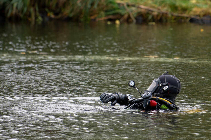Ein Polizeitaucher sucht in der Havel nach der Vermissten.