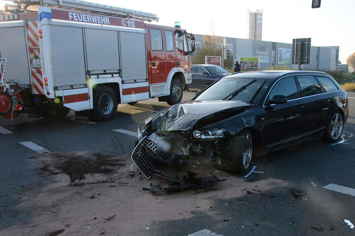 Der Audi-Fahrer übersah den Trecker, vermutlich weil ihn die Sonne blendete, und krachte in ihn.