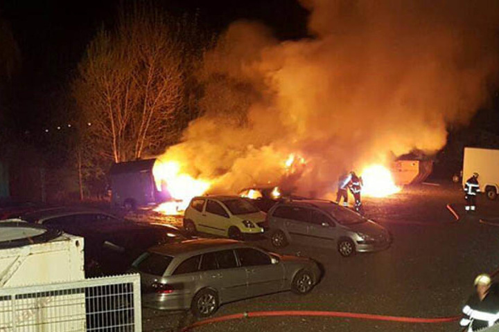 Als die Feuerwehr eintraf, brannte es auf dem Parkplatz des Autohandels lichterloh.