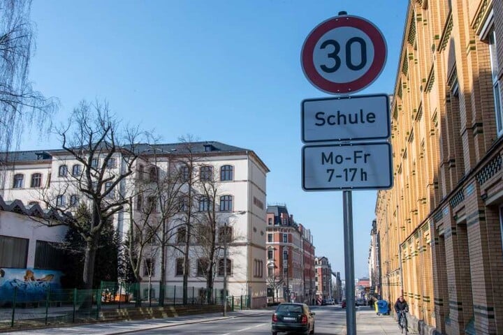 Mit Tempo-30-Zonen etwa vor Schulen wie der "Georg Weerth" auf dem Sonnenberg werden Autofahrer auf besondere Gefahren hingewiesen.