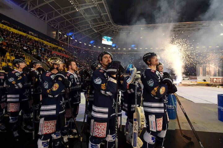 Ehrfürchtig schauten die Eislöwen-Spieler 2016 beim Einlauf ins Stadion-Rund. Vor so einer Kulisse hatten sie noch nie zuvor gespielt.