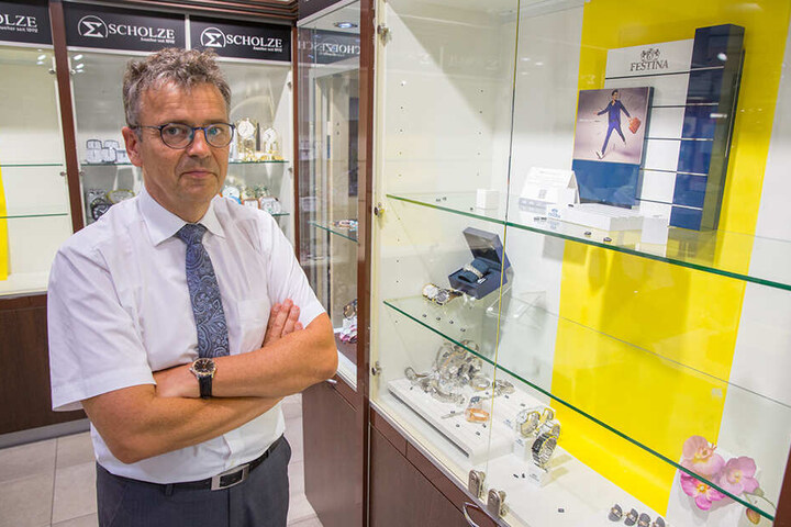Juwelier Haico Scholze (57) stand nach dem Einbruch im vergangenen Jahr vor leergeräumten Vitrinen. Die Diebe nahmen gezielt nur hochpreisigen Schmuck mit.