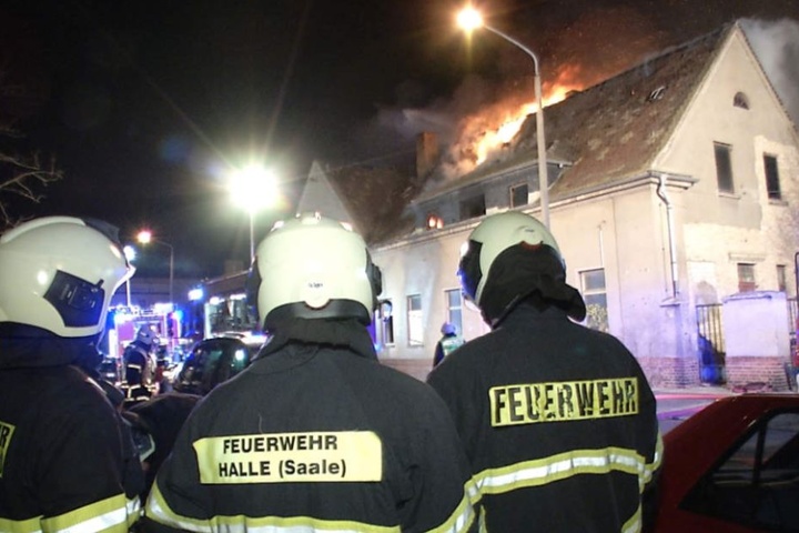 Auch ein angrenzendes, leerstehendes Gebäude fing Feuer.