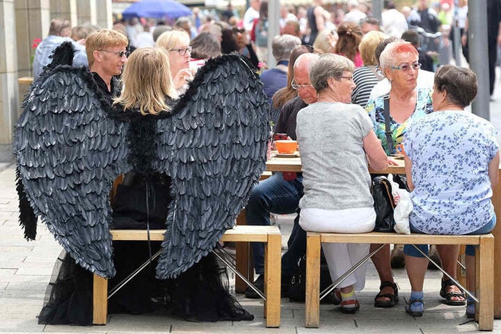 Auch schwarze Engel haben Hunger! In der Innenstadt mischten sich die WGT-Teilnehmer gestern entspannt unters Volk.