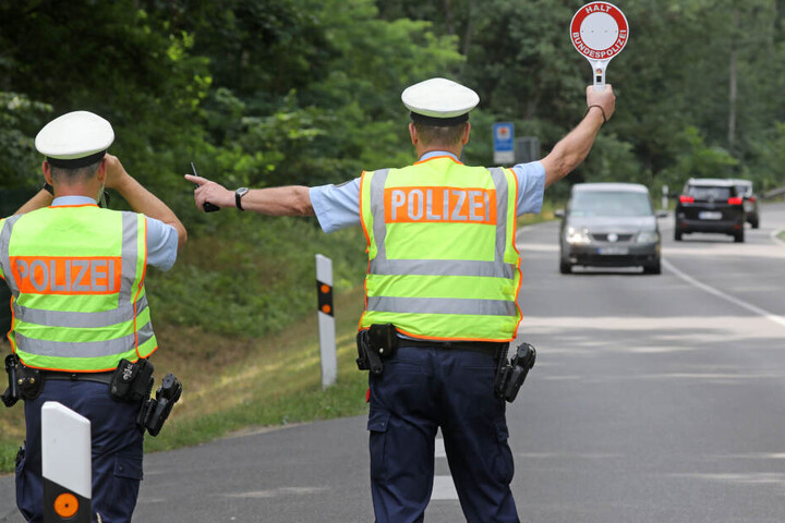 Der Autofahrer war vor einer Polizeikontrolle geflüchtet und hatte dann einen Unfall gebaut (Symbolbild).