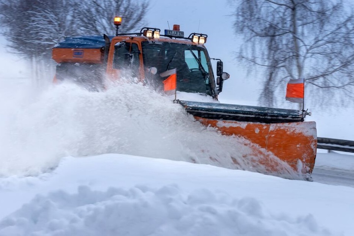 Schneepflüge waren am Sonntag im Dauereinsatz.
