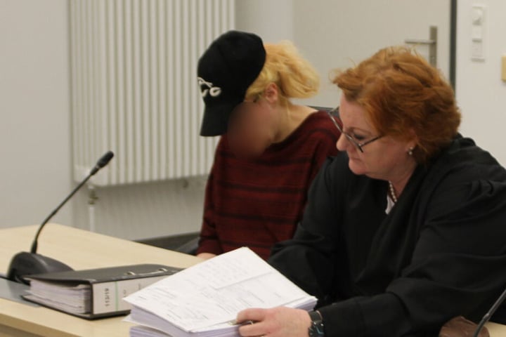 Die Angeklagte sitzt neben ihrer Anwältin im Gerichtssaal.