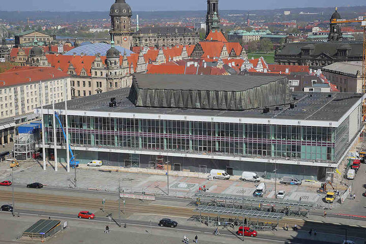 Bis auf Restarbeiten ist der Kulti-Vorplatz rechtzeitig fertig geworden.