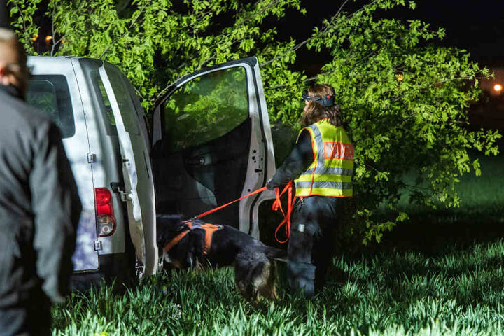 Mit Hunden suchte die Polizei nach einer Spur auf den Täter.