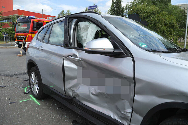 Die Beifahrertür des BMW nahm beträchtlichen Schaden.